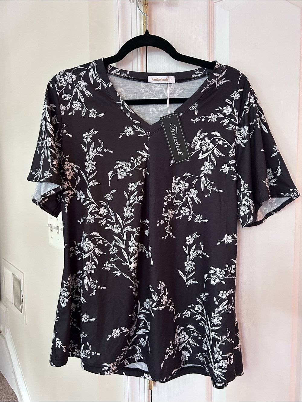 Fantaslook Women's Black Floral V-Neck Blouse